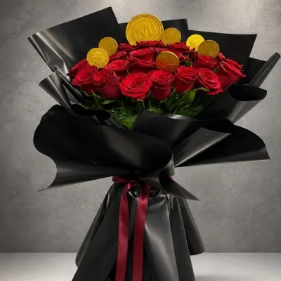 Gold Coin Kırmızı Gül Buketi, siyah ambalajlı premium ithal kırmızı güller ve altın madeni para detaylı lüks buket | Point Flowers Buca Çiçekçi