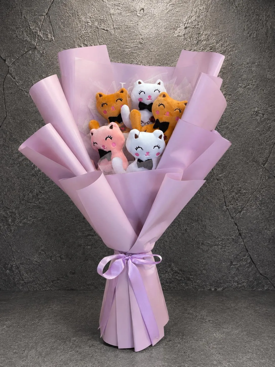 Neşeli Kediler Peluş Buketi AYB0005 Neşeli Kediler Peluş Buketi pembe ambalajlı beş peluş kedi hediyesi
