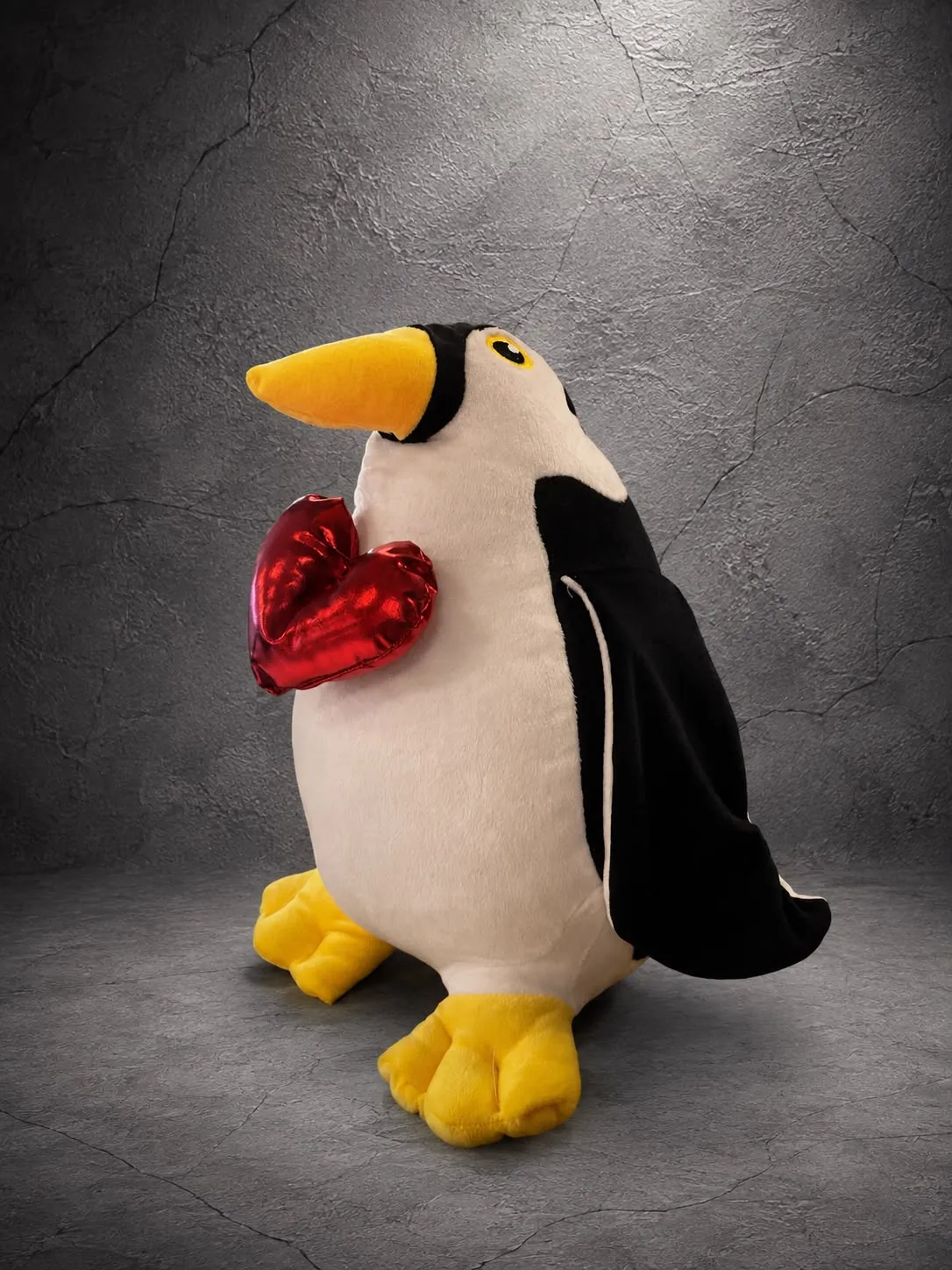 Kalpli Penguen Peluş Oyuncak 35 cm Kalpli Penguen Peluş Oyuncak 35 cm PLS0004 | Point Flowers Buca Çiçekçi